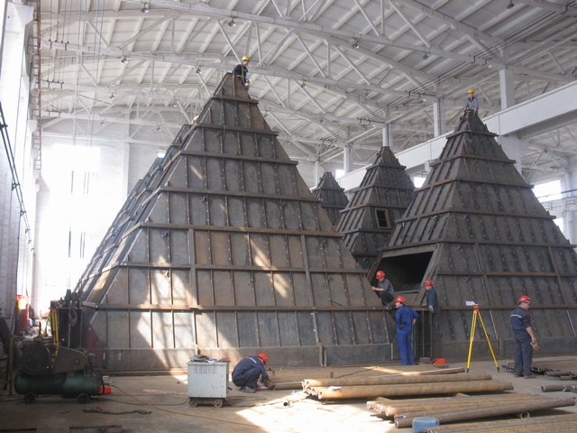 給德國(guó)Polysius(ThyssenKrupp)公司制作的漏斗車間組裝